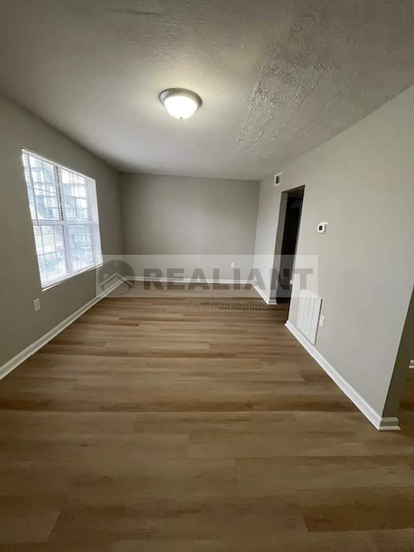 2 bed, 1.0 bath, $850 — Photo 2