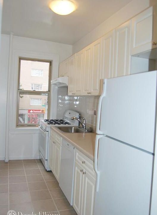 2nd image of 200 E 63rd St APT 6B