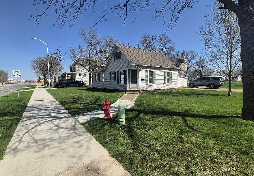 911 13th St, Milford, IA 51351 | Zillow