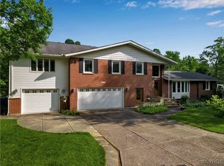 9325 Hunting Valley Rd N, Clarence, NY 14031