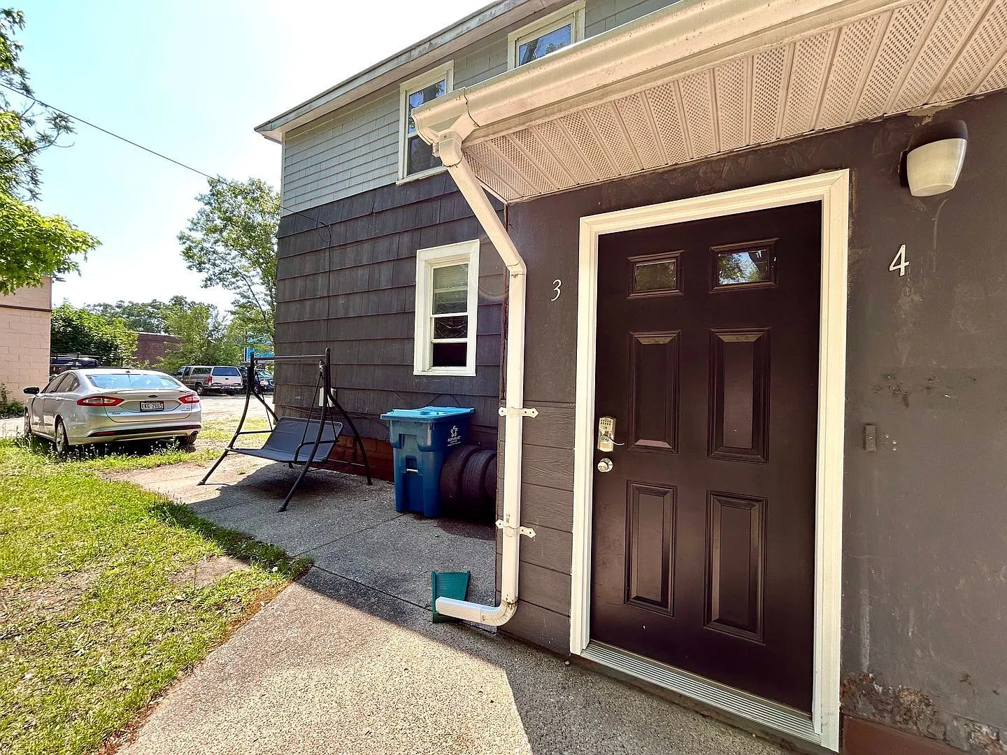 2 bed, 1.0 bath, $950 — Photo 2