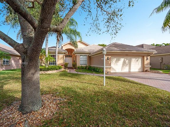 4th image of 10635 NW 61st Ct