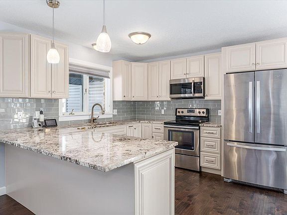 5th image of 322 Oakridge Dr N