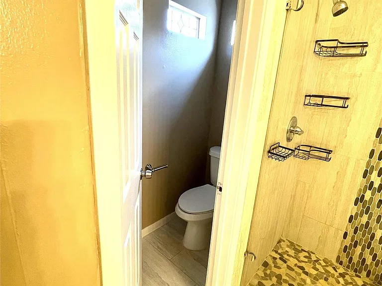 4122 Drake St #1/2 — Photo 16