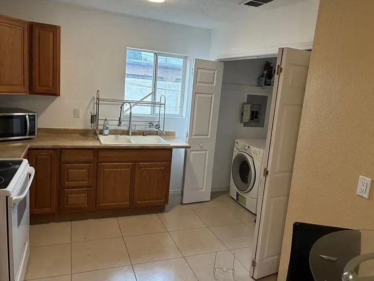 2733 Palomas Dr NE — Photo 5