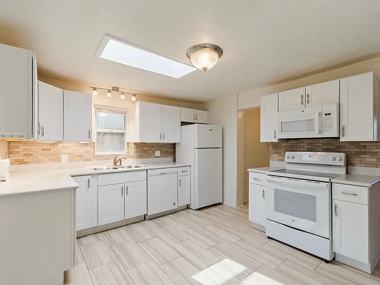 1032 E Glenn St — Photo 14