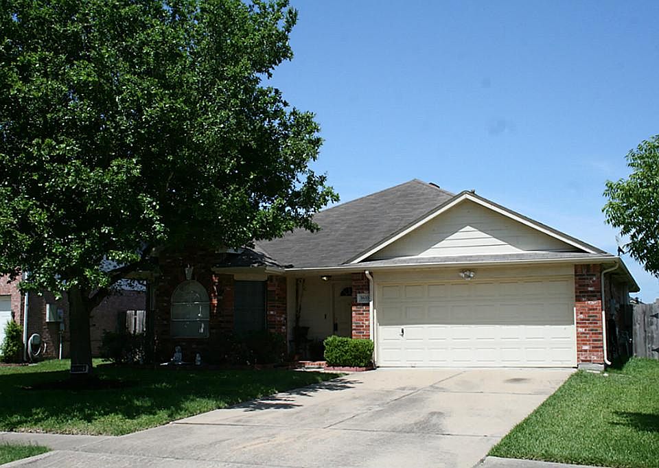 Beautifully maintained 3 bed / 2 bath with great curb appeal and 4-sided brick