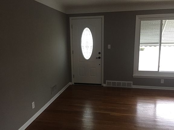 3rd image of 5482 Elmwood Ave
