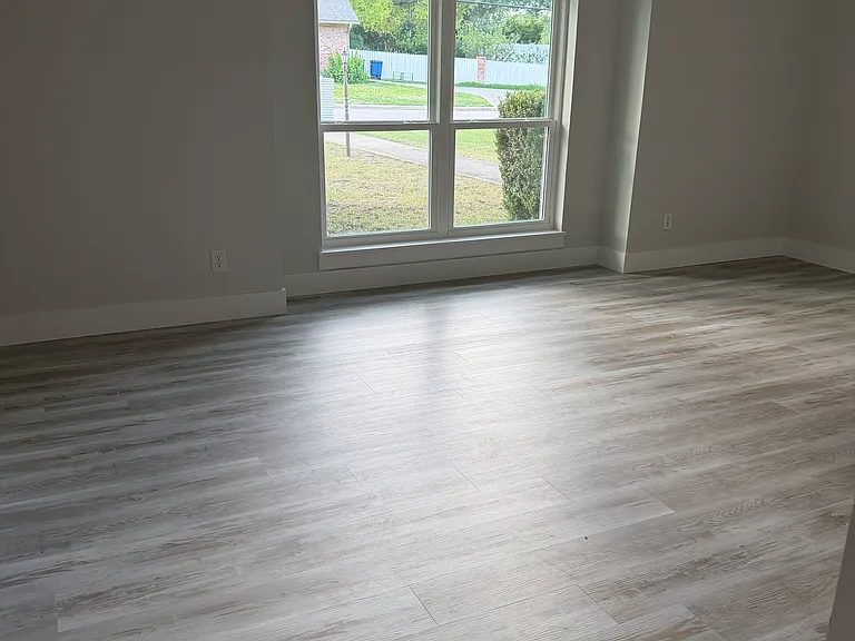 300 Oak Tree Ln — Photo 7