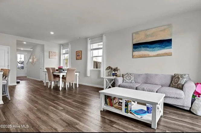 Building Photo - 210 Avocet Way