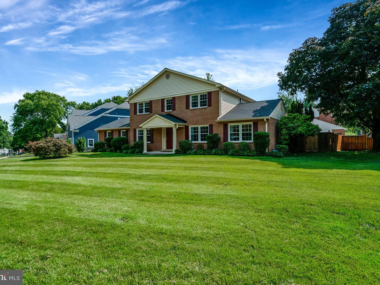 5 bed, 3.5 bath, 3895 sqft, $5,900 — Photo 2