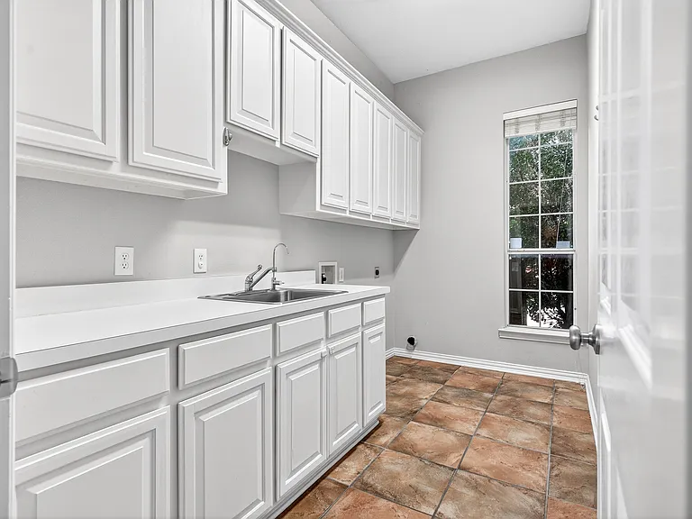 1210 Forest Hills Dr — Photo 29