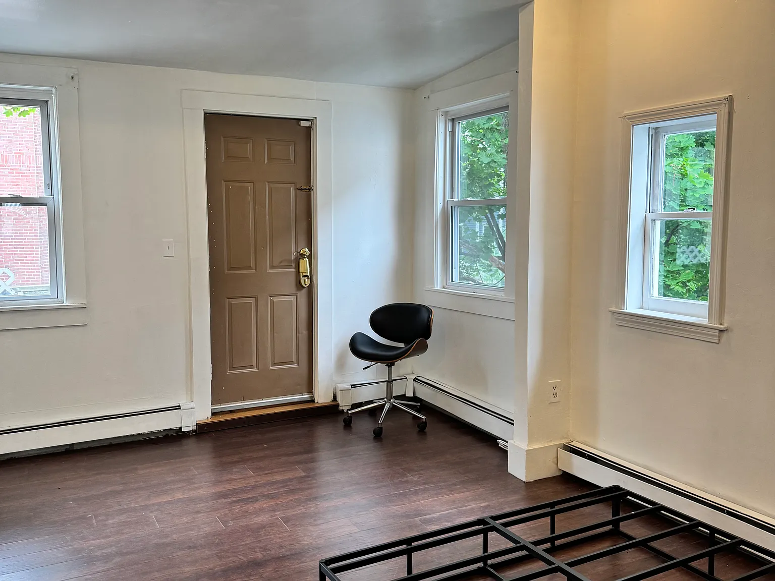 3 bed, 1.0 bath, 1000 sqft, $3,000 — Photo 1