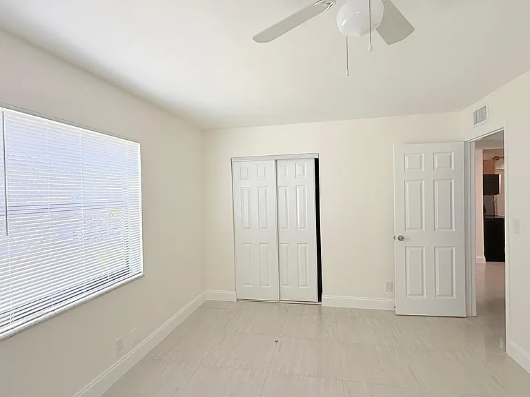 607 NE 29th Dr #17 — Photo 7