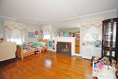 4th image of 1027 Jackson Ave
