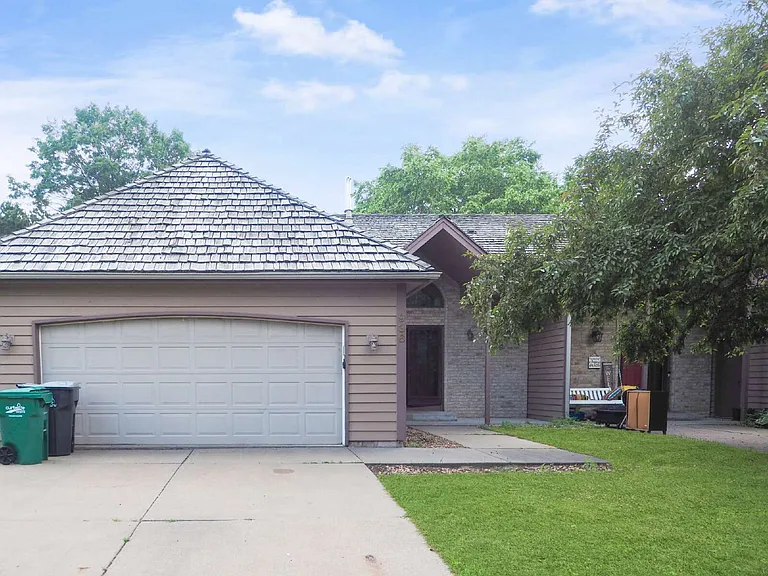 936 Sherwood Rd — Photo 1