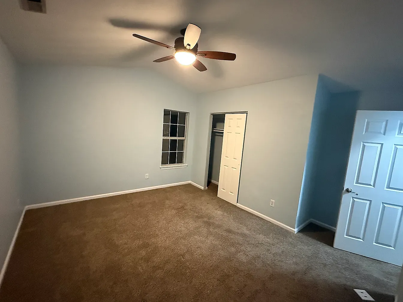 3 bed, 2.5 bath, 1570 sqft, $900 — Photo 3