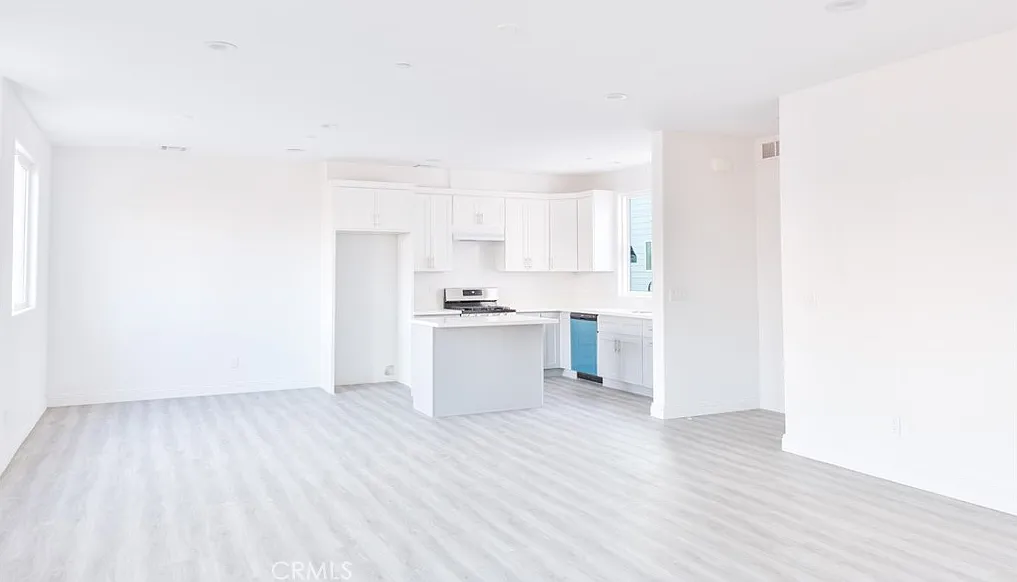 4 bed, 2438 sqft, $4,850 — Photo 3