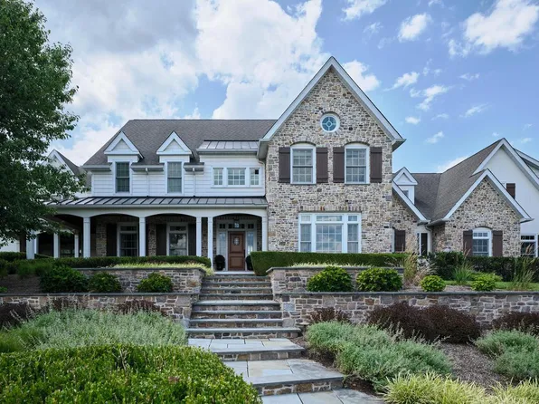 9 Vintage Farm Ln, Newtown, PA 18940
