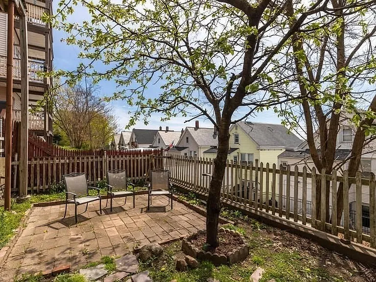 114 Gladstone St — Photo 10