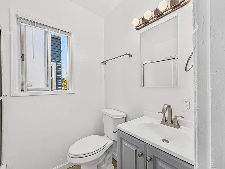 530 W 9th St — Photo 16