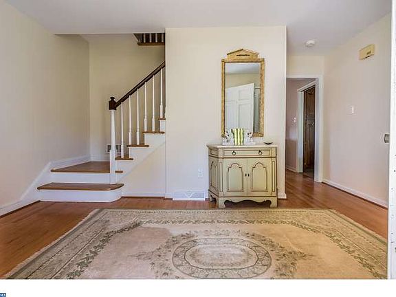 5th image of 217 Laurence Ct