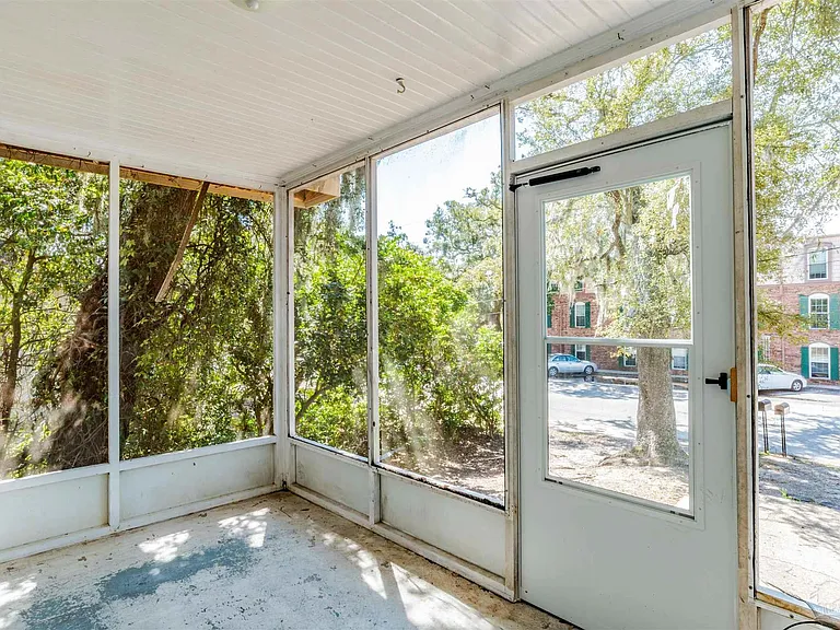 310 Stanley Ave — Photo 53