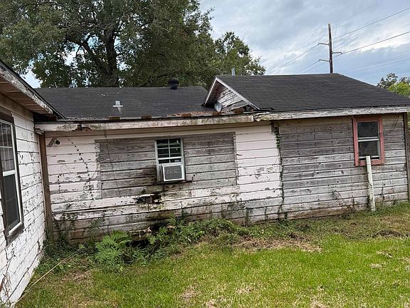 3rd image of 2082 Primrose St