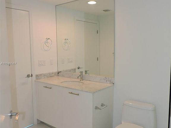 3rd image of 500 Brickell Ave APT 902