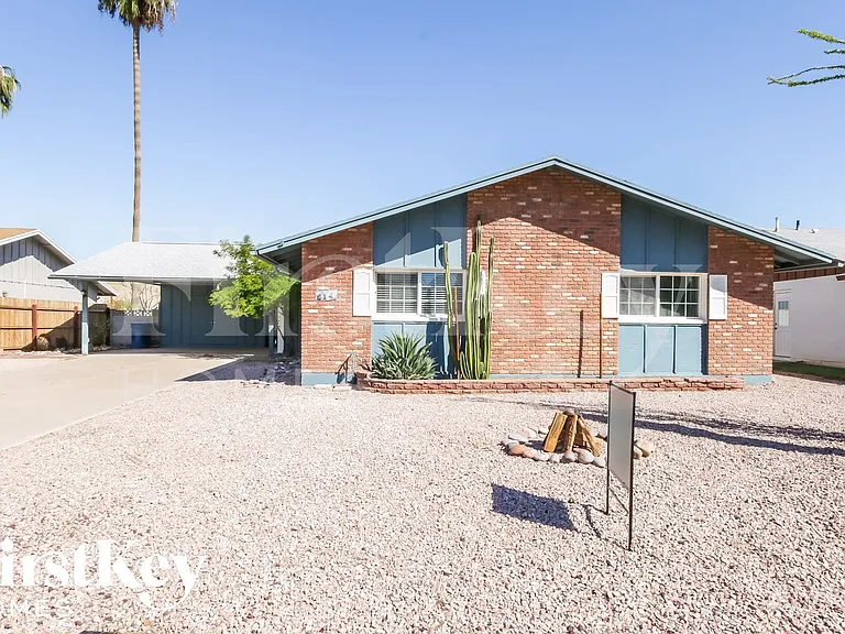 614 E Greenway Dr — Photo 1
