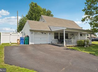 28 Indian Red Rd, Levittown, PA 19057