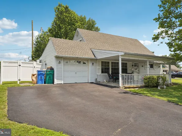 28 Indian Red Rd, Levittown, PA 19057