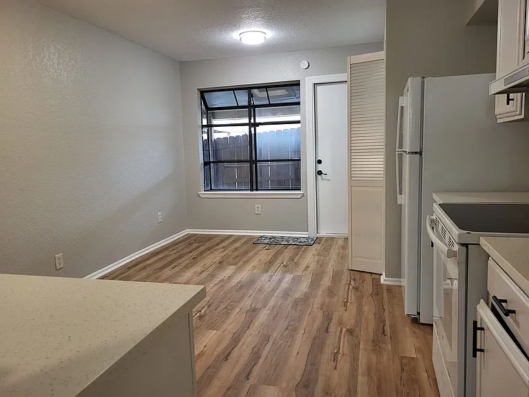 1051 Country Club Dr #19 — Photo 6