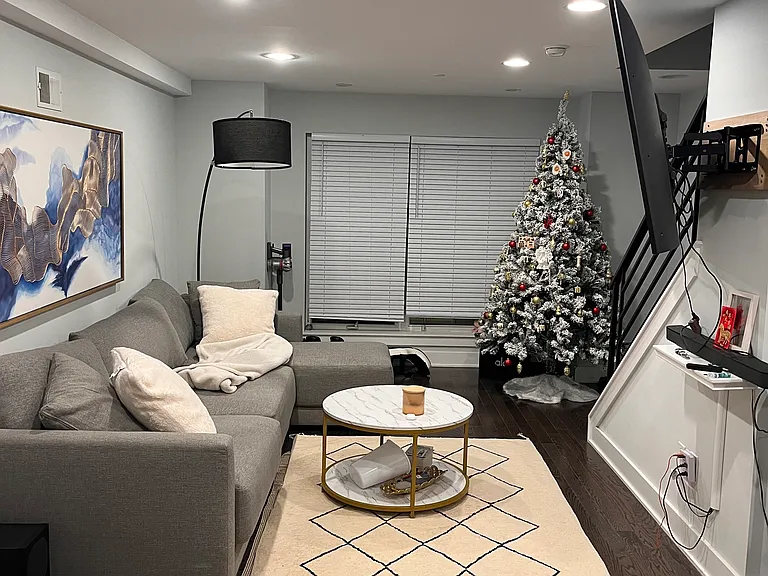 186 W Oxford St — Photo 8