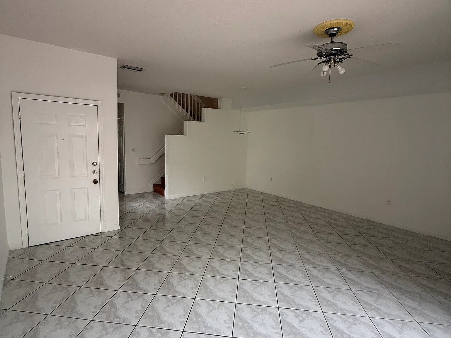 3 bed, 2350 sqft, $2,900 — Photo 2