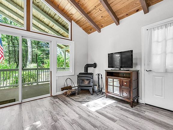 5th image of 17 Hemlock Ln