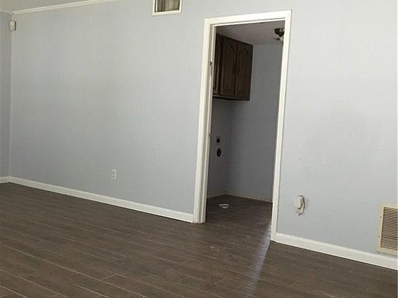 3rd image of 1009 Alexandria Ave