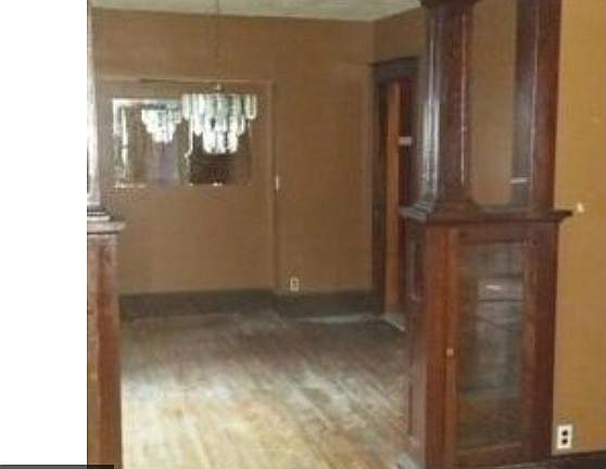 3rd image of 323 Lawson Ave E