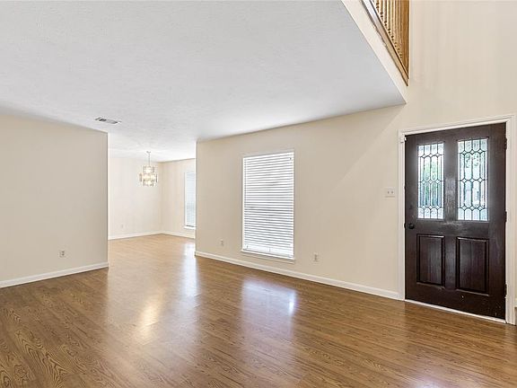 Entry way/ Laminated Wood Flooring/Brand new Paint