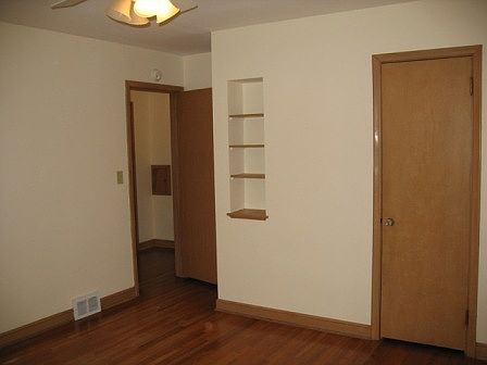 5th image of 971 Hyacinth Ave E