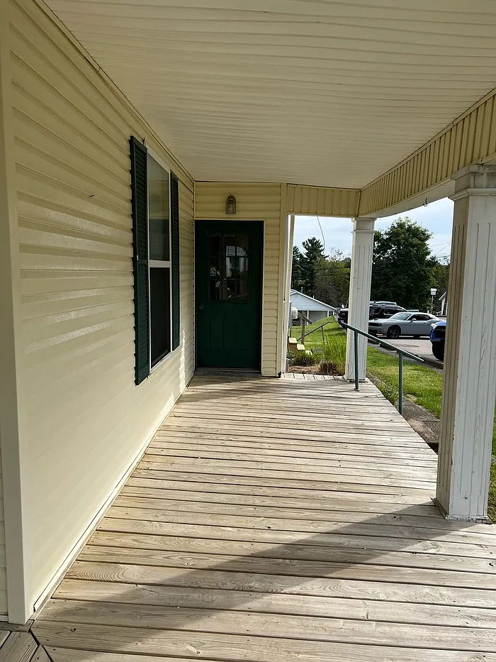 3 bed, 1.0 bath, 875 sqft, $900 — Photo 1
