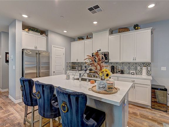5th image of 600 N Carriage Hill Dr #1105