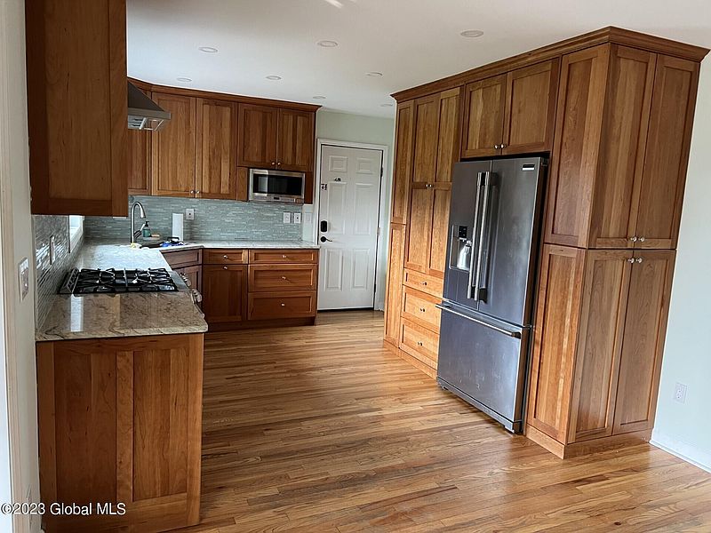 4th image of 8 Cedarcrest Drive