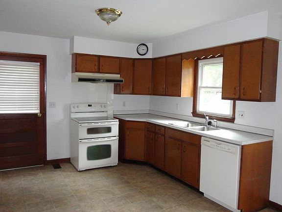 5th image of 218 N Douglas St