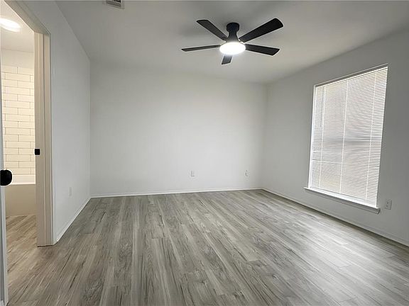 3rd image of 2725 Oak Forest Blvd