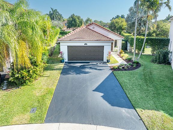 2nd image of 1355 Plumosa Way