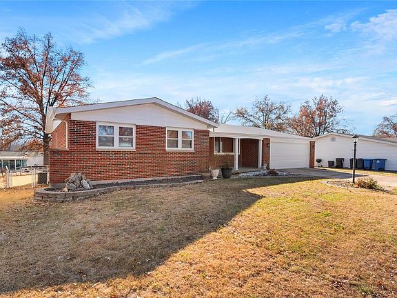 4th image of 2628 Carousel Dr