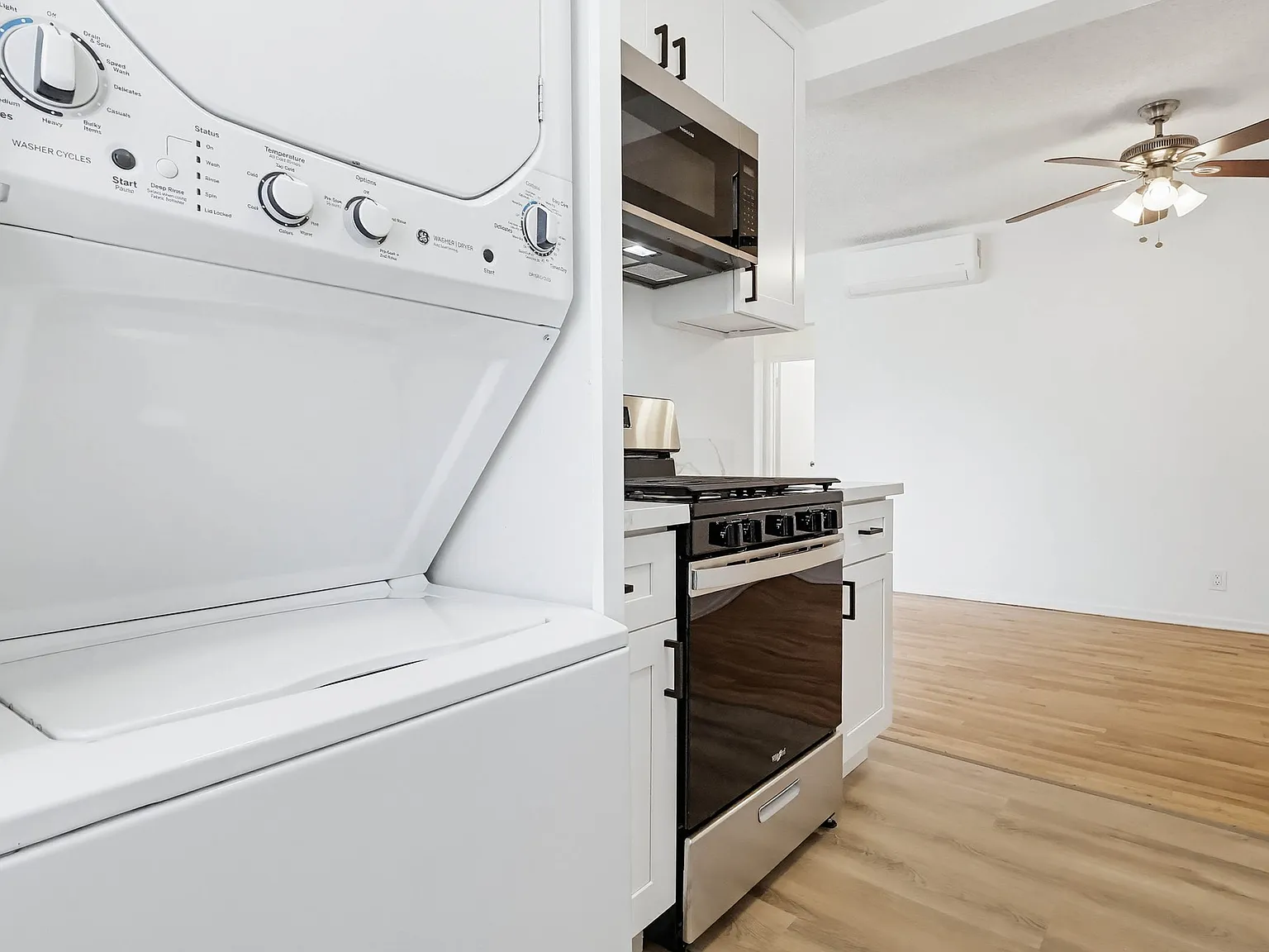 Quiet Jefferson Park Apartments Spacious, Secure & Centrally Located — Photo 3