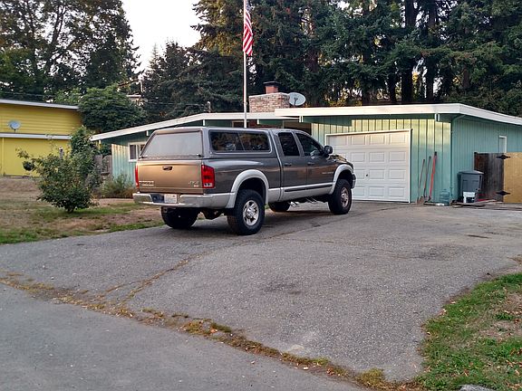 You really can park 6 cars in the driveway, it's huge!