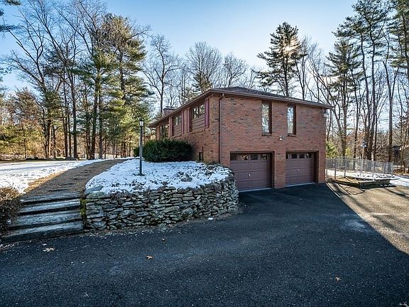 4th image of 8 Ledgewood Dr